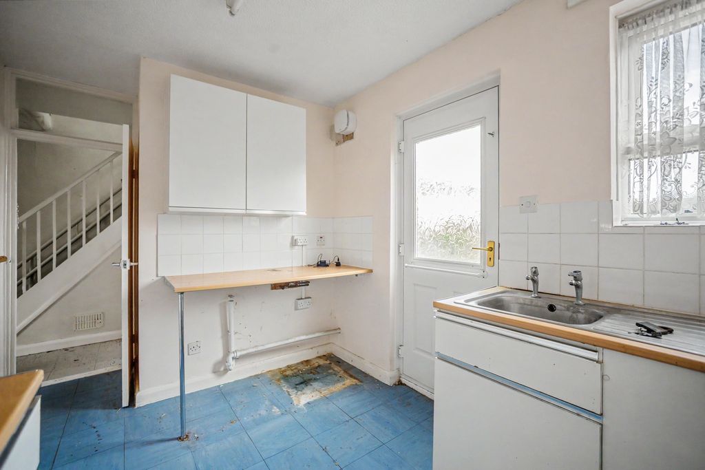 Property photo 3 of 16 11 South Avenue, Sittingbourne, Kent, Me10 4Sr