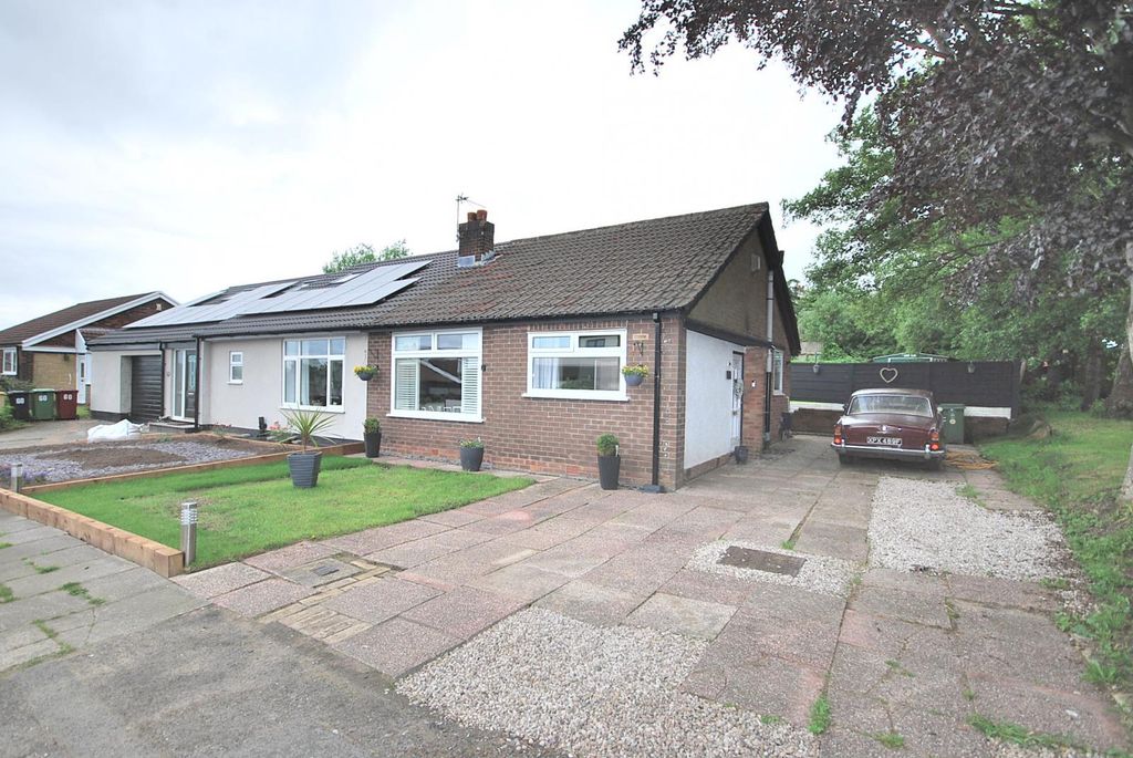 Property photo 2 of 25 Beehive Green, Westhoughton, Bl5 3Hs
