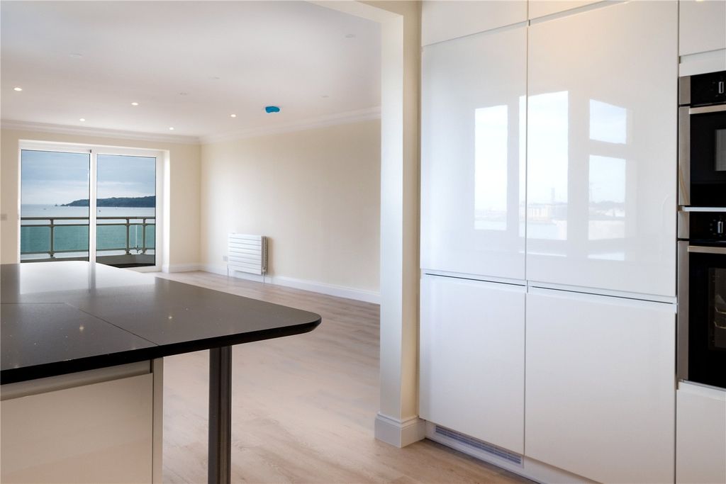 Property photo 3 of 14 Kitchen/Living