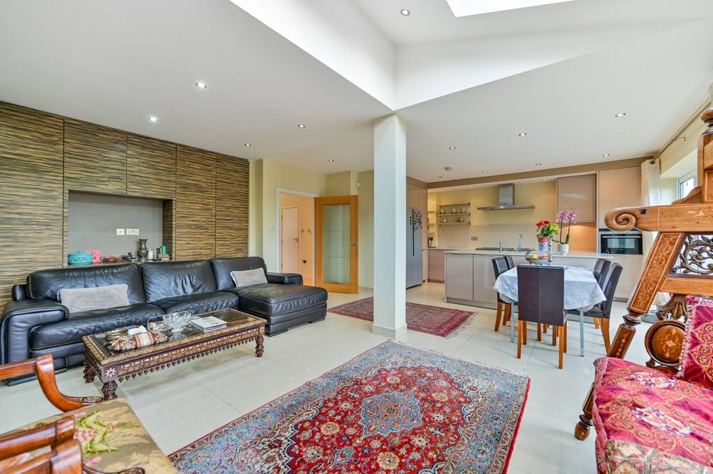 Property photo 2 of 17