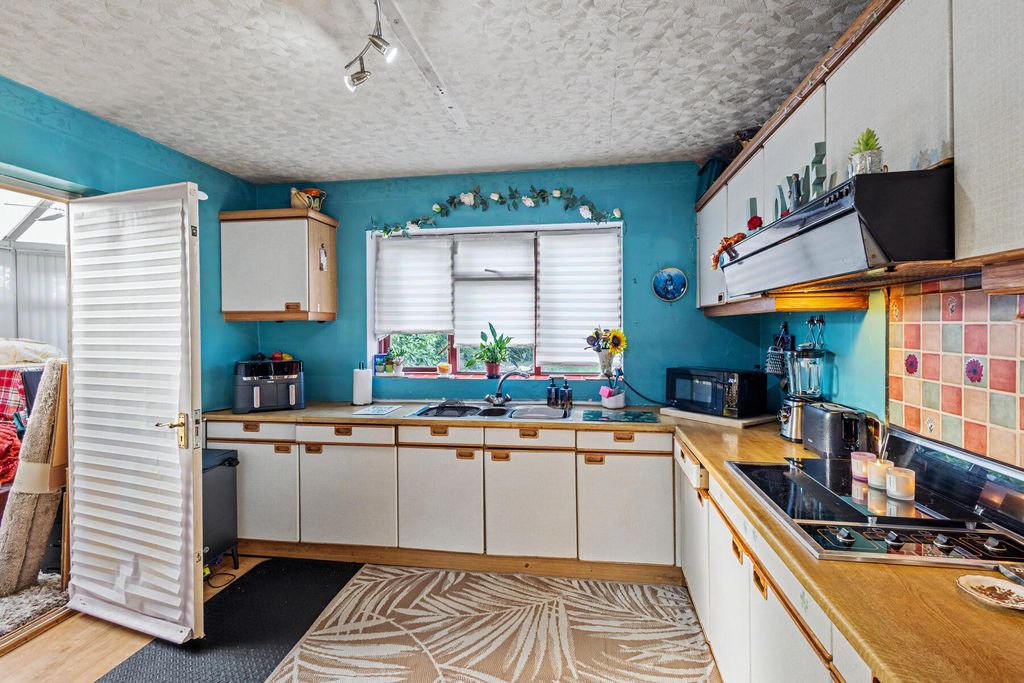 Property photo 3 of 11 Ring Road - Kitchen