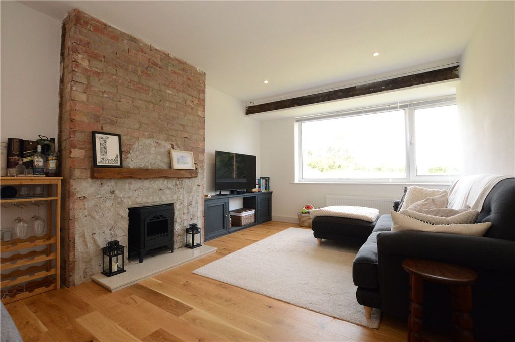 Property photo 2 of 28 Picture No. 14