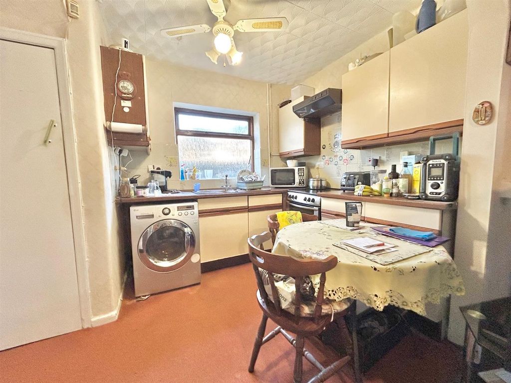 Property photo 3 of 7 Kitchen.Jpg