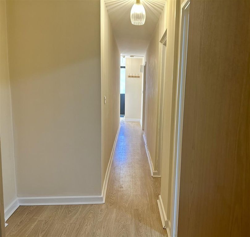 Property photo 2 of 11 Hallway