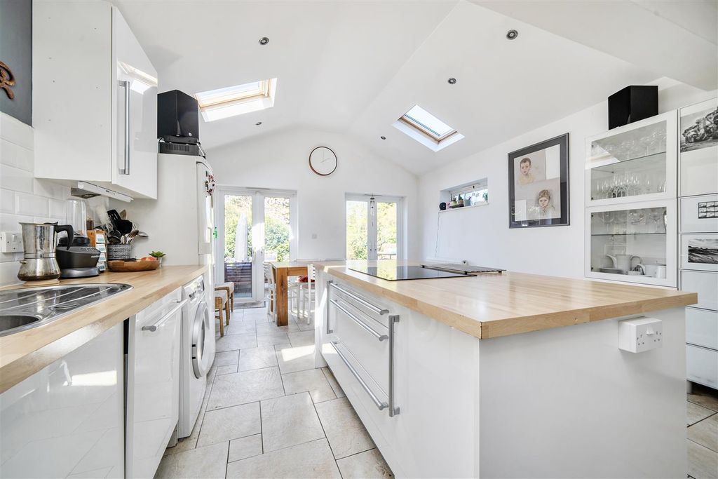Property photo 2 of 13 Baldwins Lane - Kitchen (2).Jpg