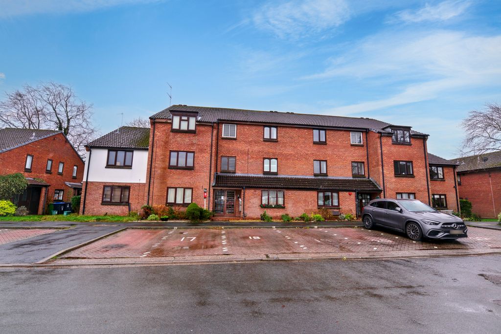 Property photo 1 of 6 16 William Tarver Close, Warwick, Warwickshire, CV34 4Ue