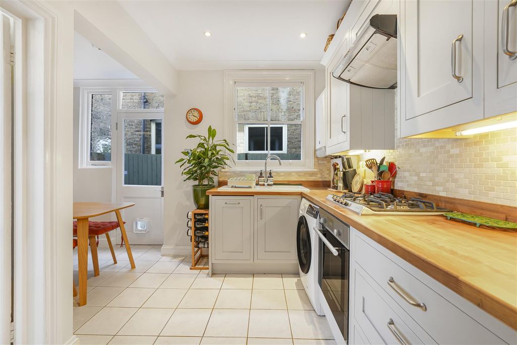 Property photo 3 of 12 Kitchen