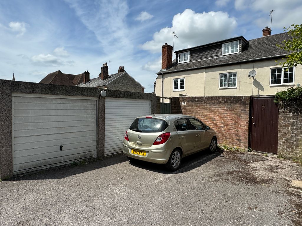 Property photo 3 of 14 Garage