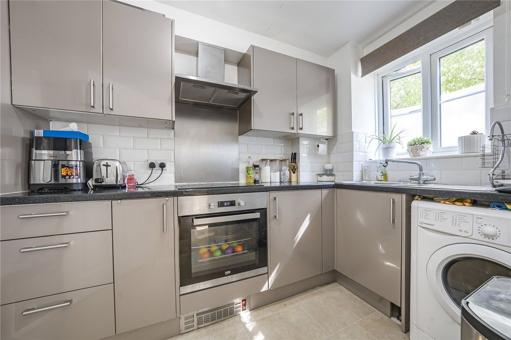 Property photo 3 of 6 Kitchen