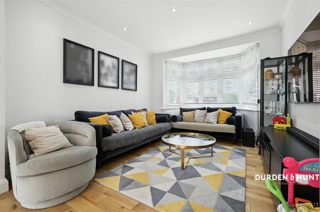 Property photo 2 of 30 Roding Avenue