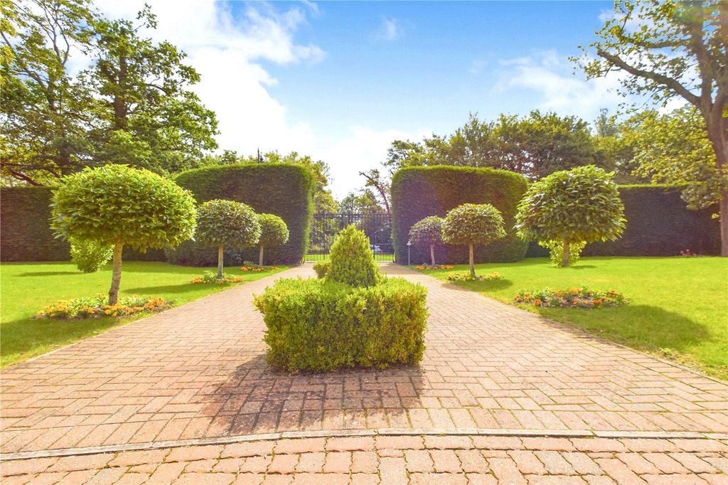 Property photo 3 of 24 Gardens