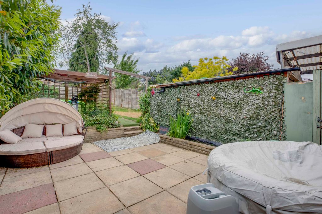 Property photo 2 of 17 81 Seymour Park Road, Sl7 3Es (Low Res)-12