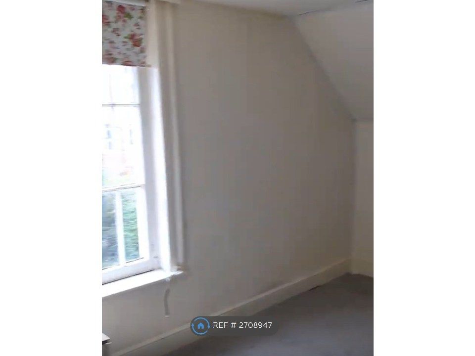 Property photo 3 of 7 Living Room