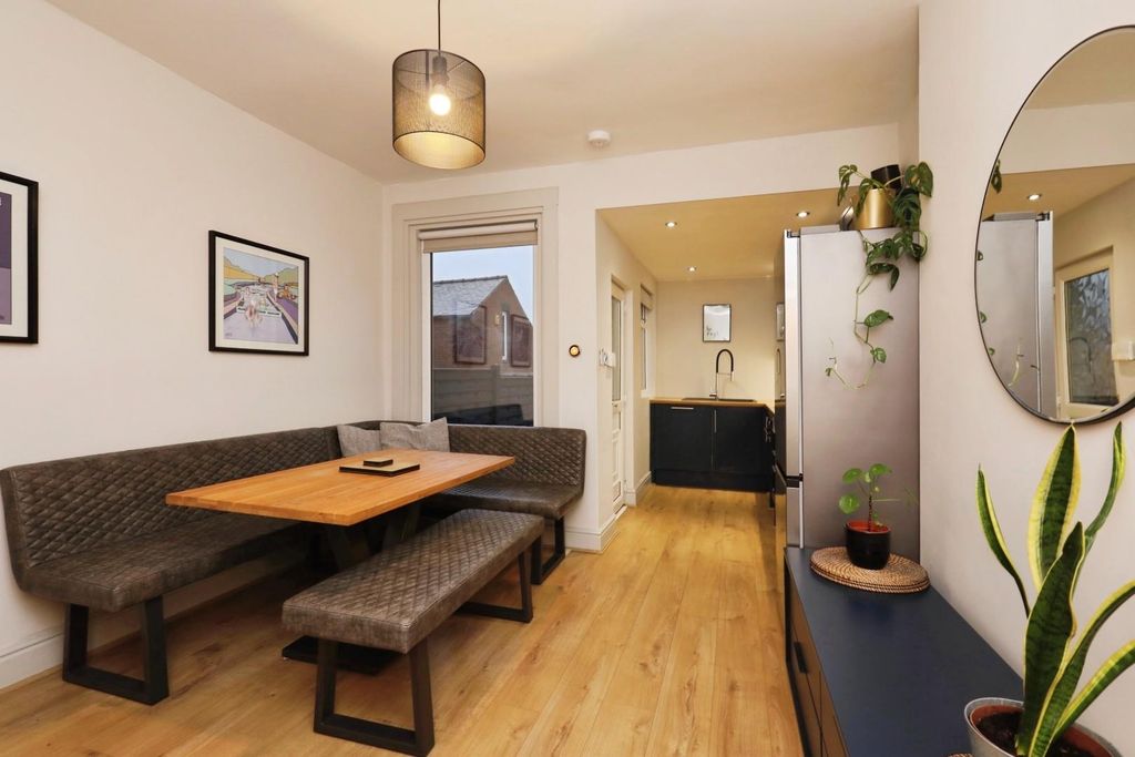 Property photo 2 of 25 Dining Kitchen