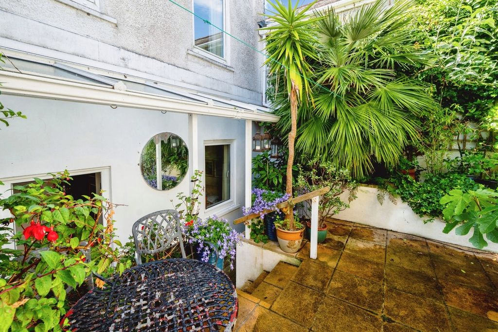 Property photo 3 of 31 Courtyard