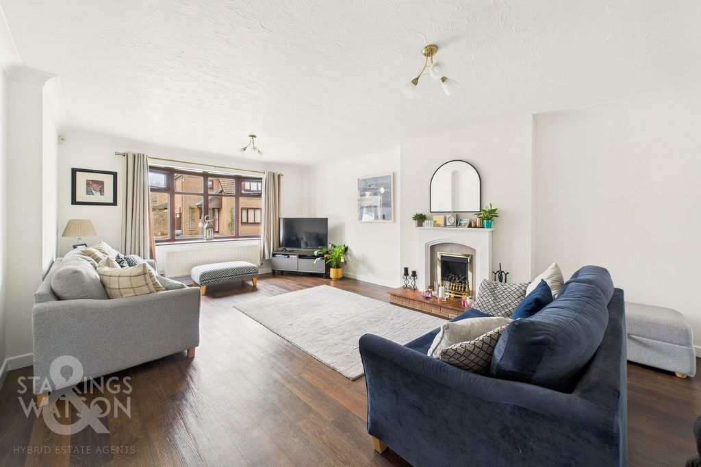 Property photo 2 of 27