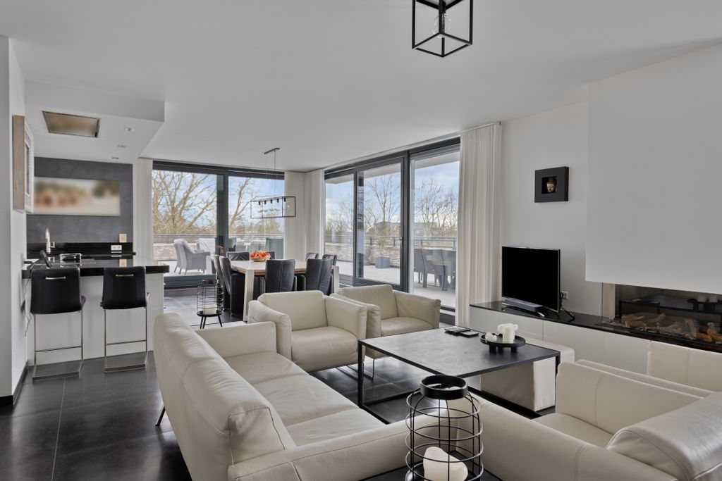 Property photo 3 of 44