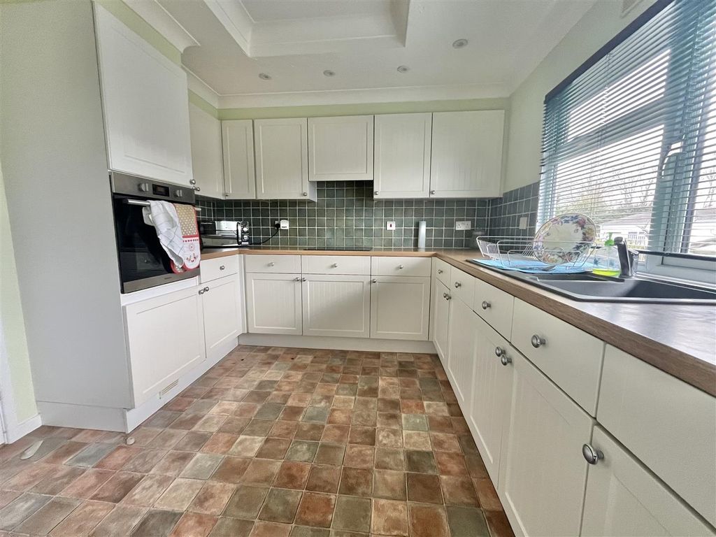 Property photo 3 of 21 Kitchen