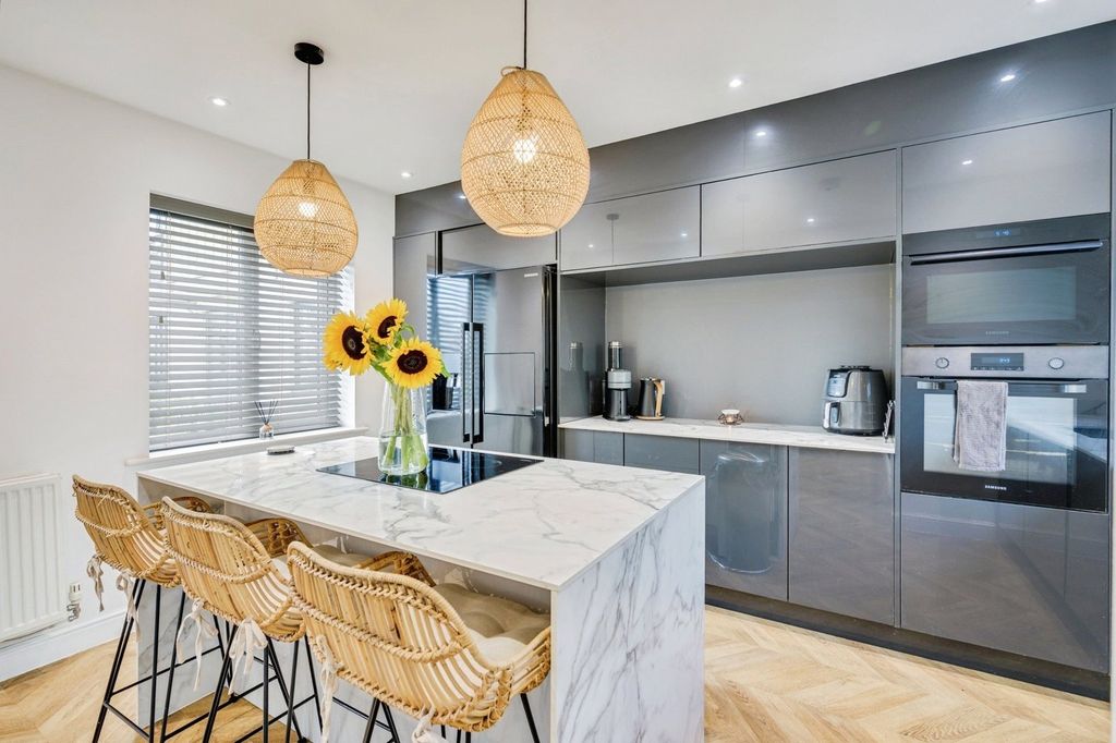 Property photo 3 of 17 Photo