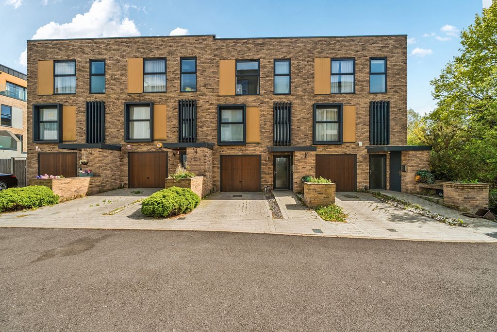 Property photo 1 of 18 1441222-1-69De20F...