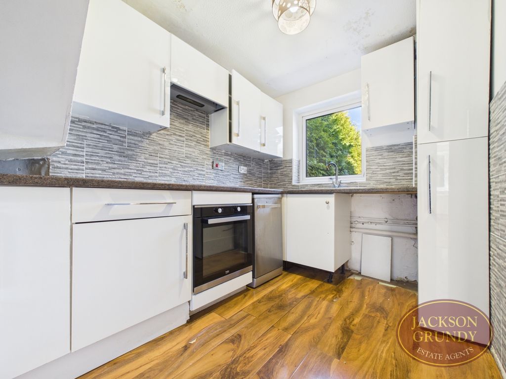 Property photo 2 of 14 Lowlands Close