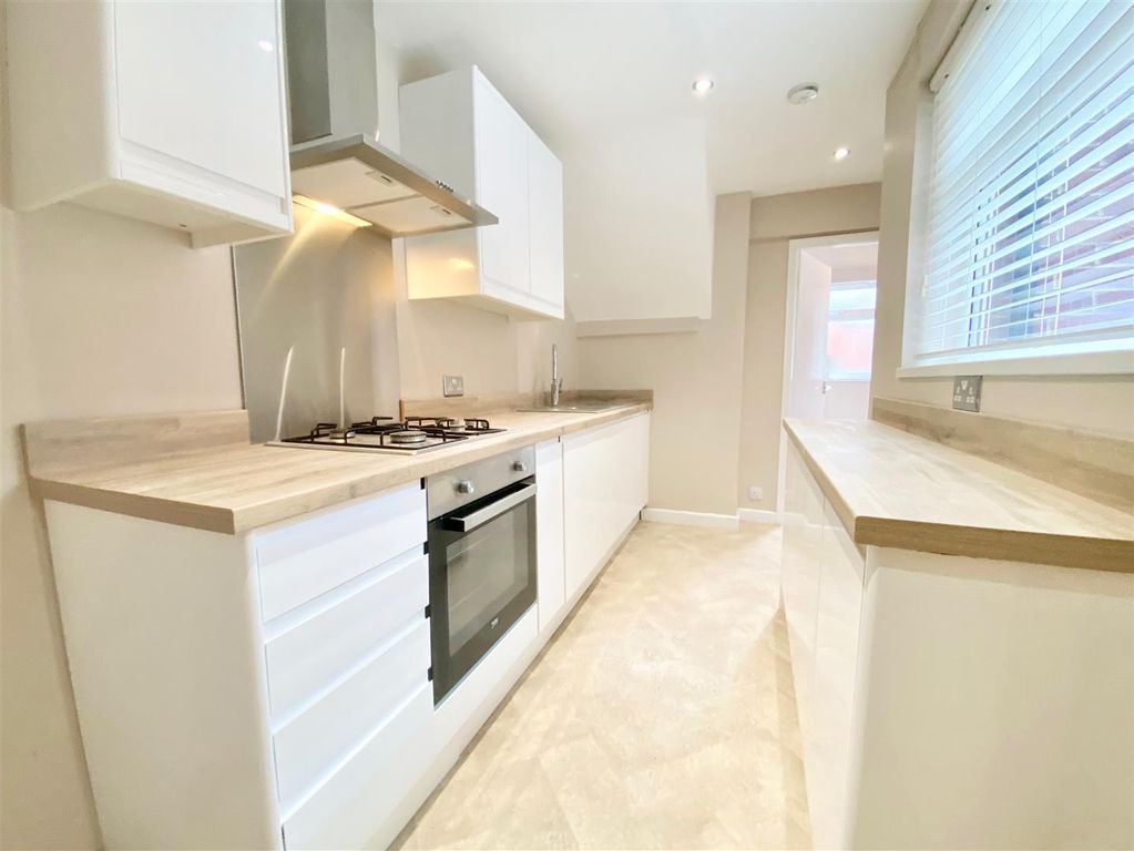 Property photo 3 of 10 Kitchen