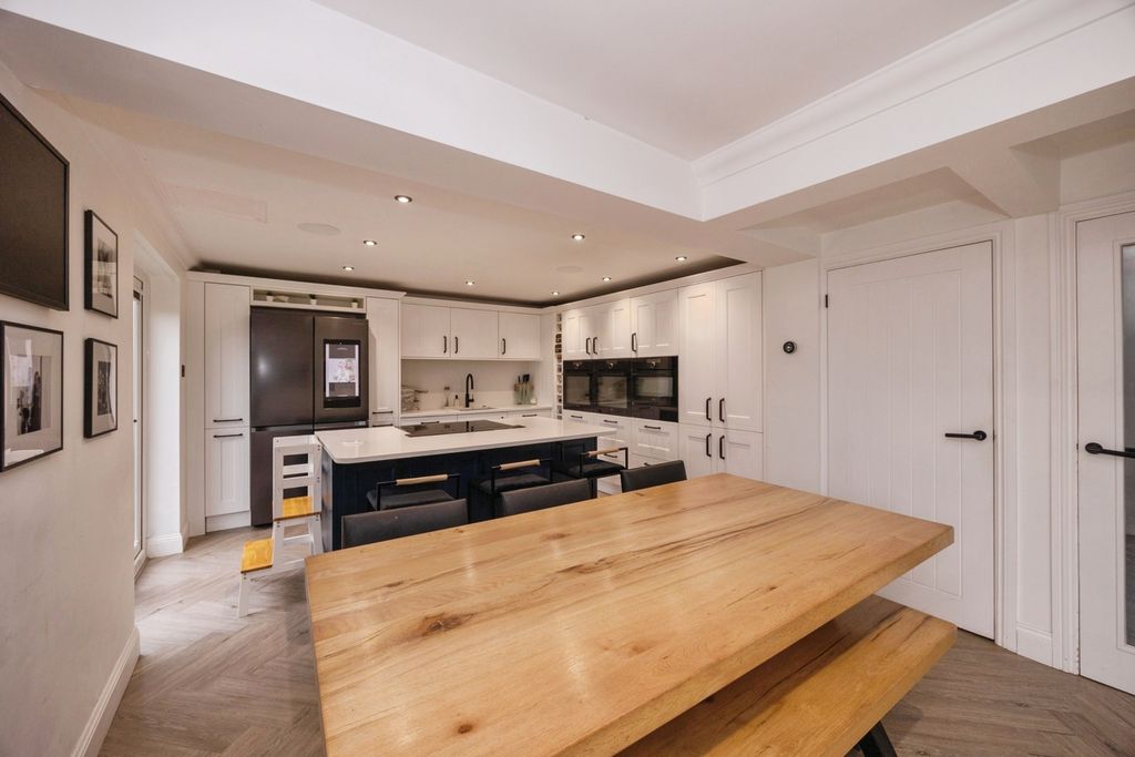 Property photo 3 of 17 Photo