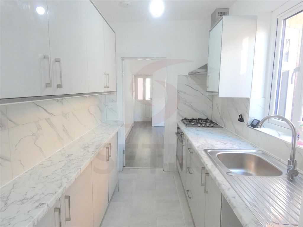 Property photo 2 of 11 Kitchen