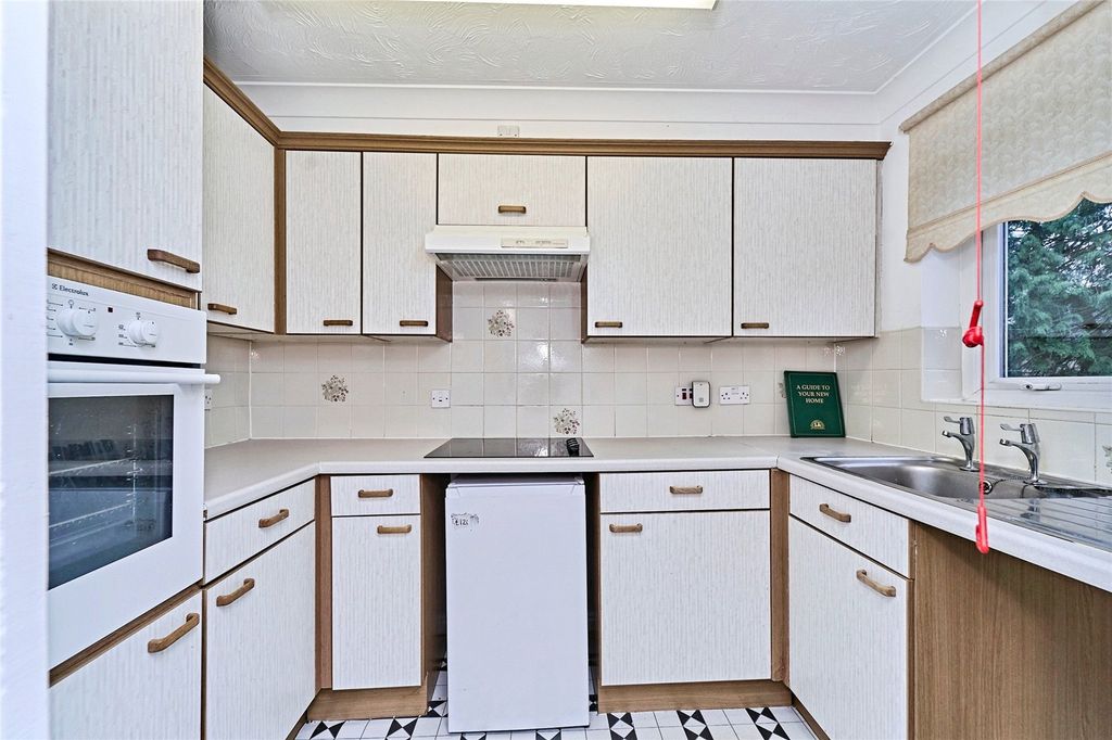 Property photo 3 of 11 Kitchen