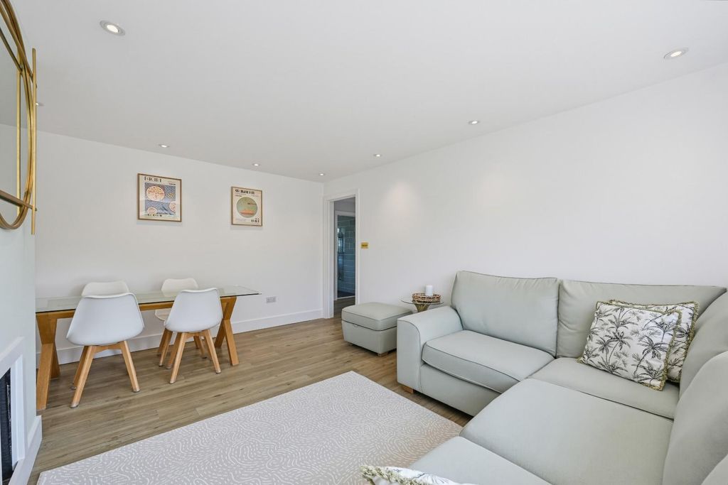 Property photo 3 of 14 Shawley Crescent