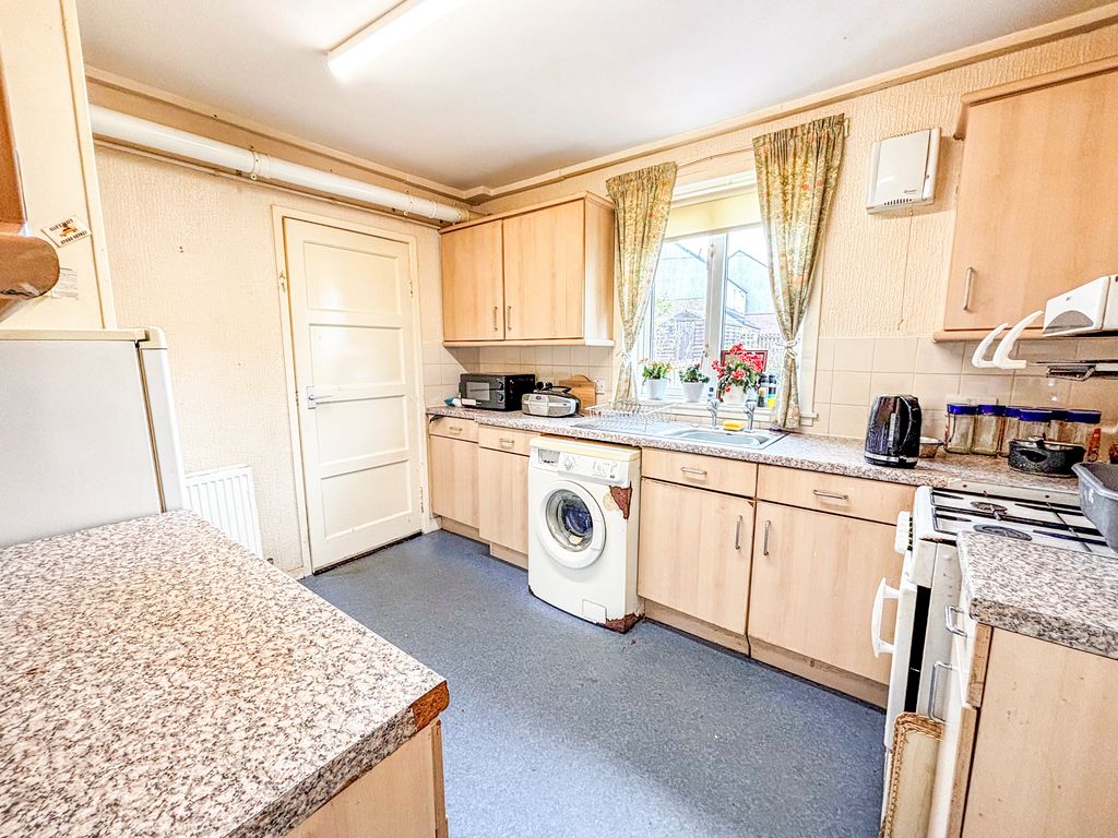 Property photo 3 of 7 Kitchen