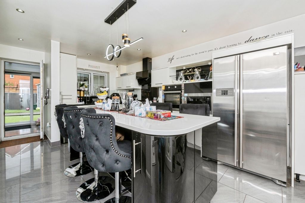 Property photo 2 of 32 Pbox-Img.Jpg