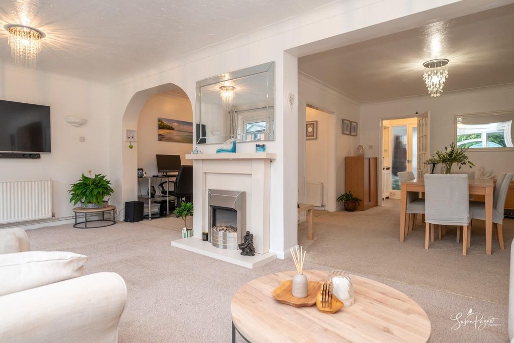 Property photo 2 of 25 Lounge