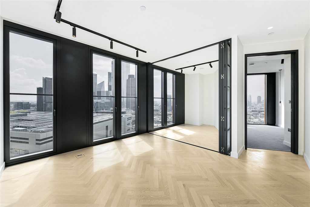 Property photo 3 of 17 One Crown Place