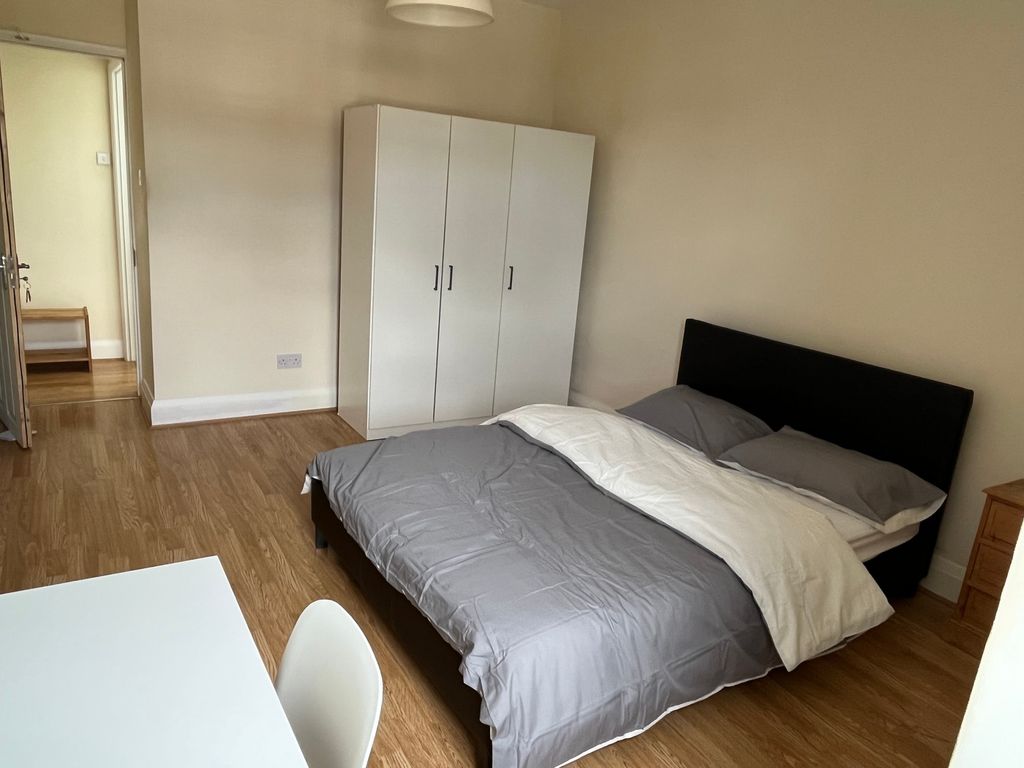 Property photo 2 of 9 This Inviting Double Bedroom Features A Comfortabl...