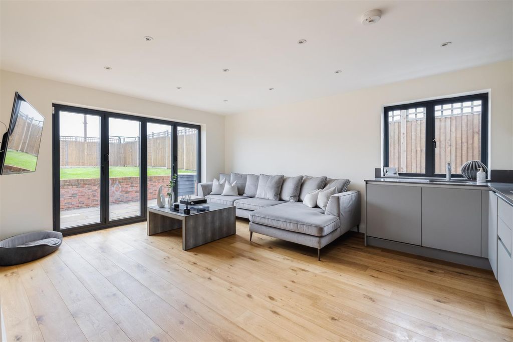 Property photo 2 of 32 Sewardstone Road E4