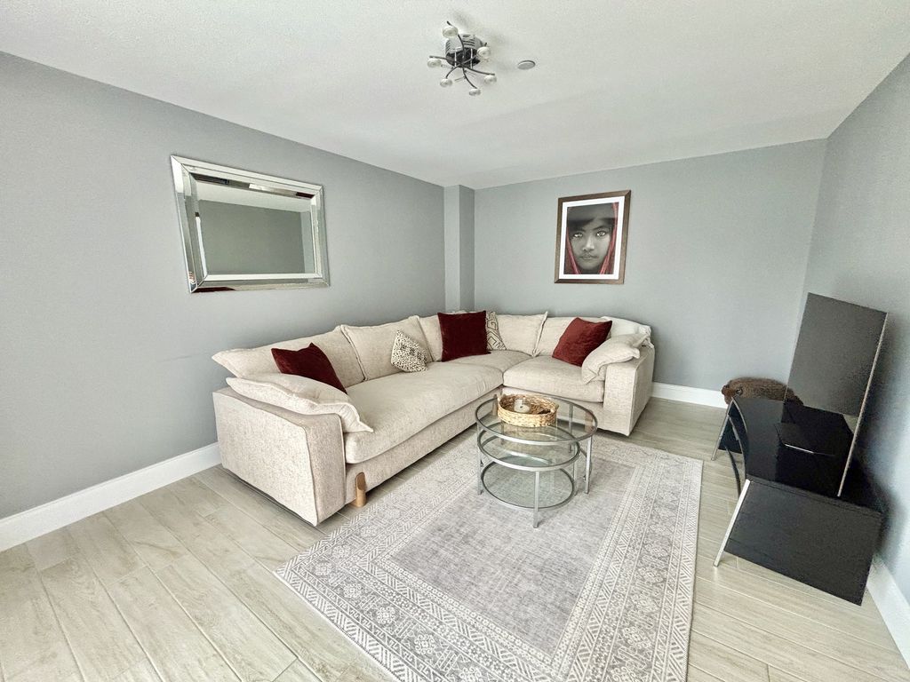 Property photo 3 of 38 Lounge