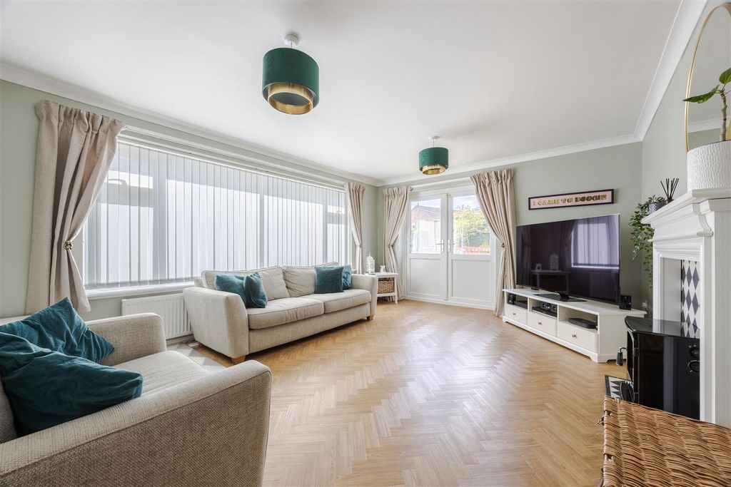 Property photo 2 of 20 Lounge