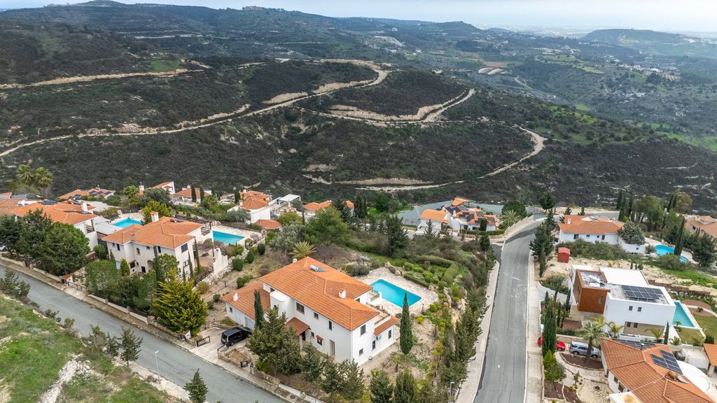 Property photo 3 of 39