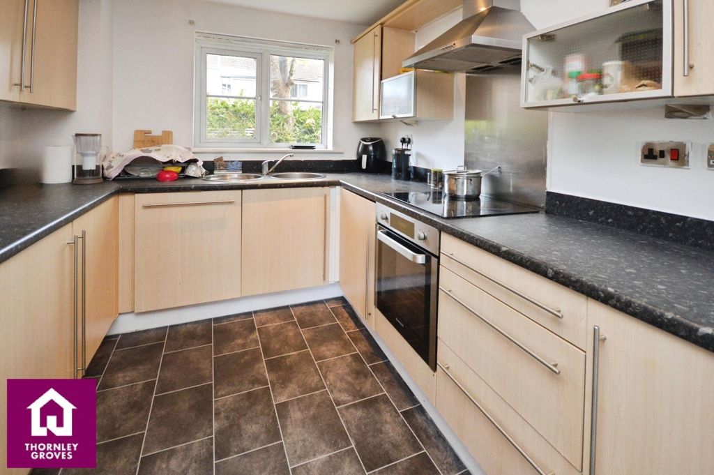 Property photo 3 of 9 Kitchen