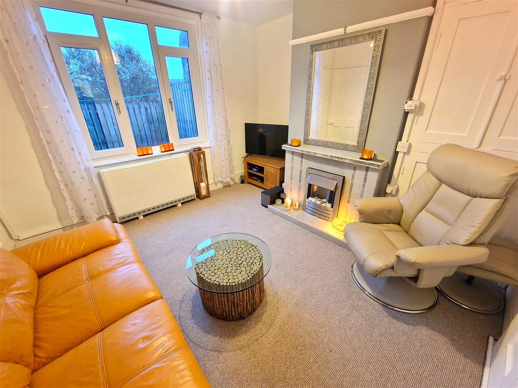 Property photo 2 of 11 Lounge.Jpg