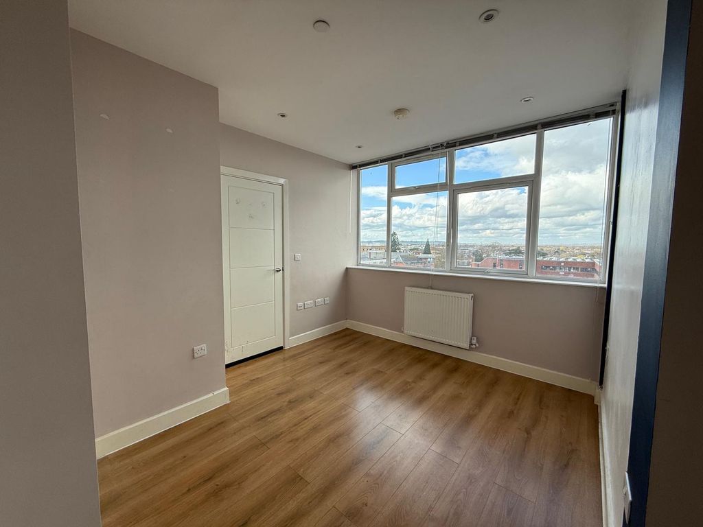 Property photo 2 of 5 Bedroom