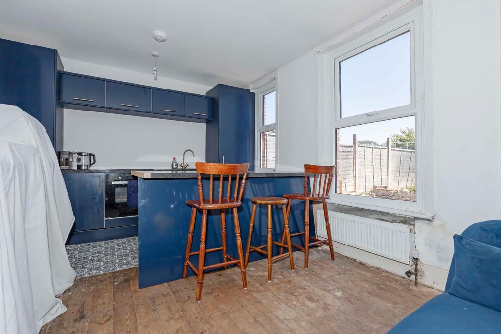 Property photo 3 of 13 Myrtle Rd_7.Jpg