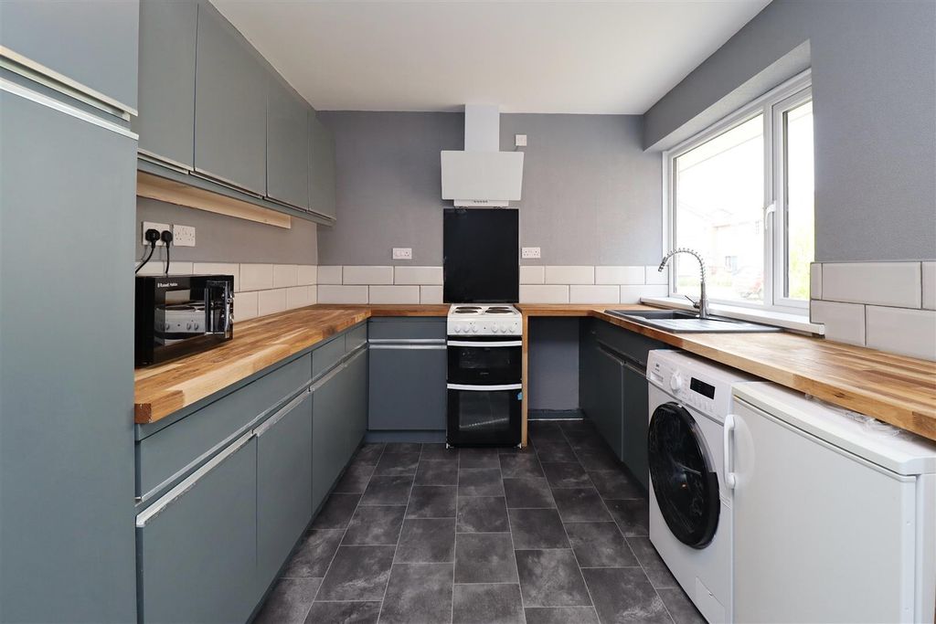 Property photo 3 of 10 Kitchen