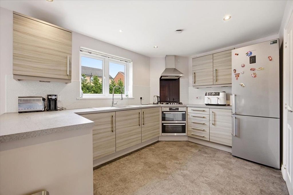 Property photo 3 of 37 17-14_Leechman_Gardens_Bishopbriggs_017.Jpg