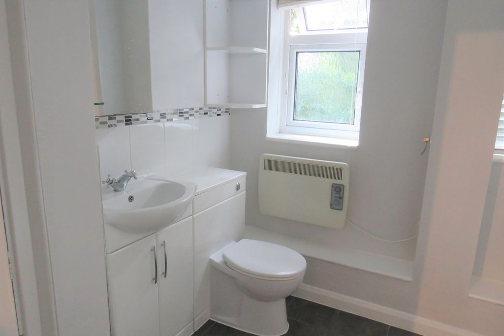 Property photo 2 of 9 Bathroom