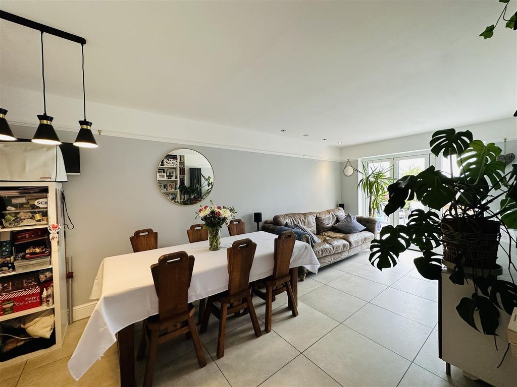 Property photo 3 of 24 Lounge 2.....Jpg