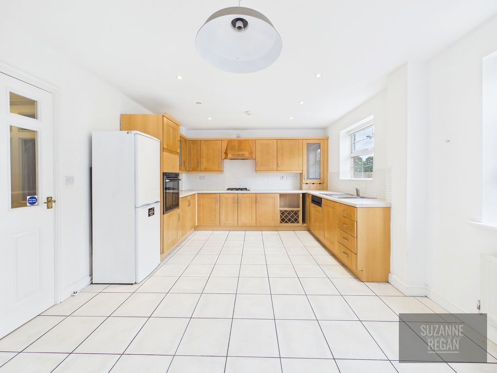 Property photo 2 of 19 Kitchen