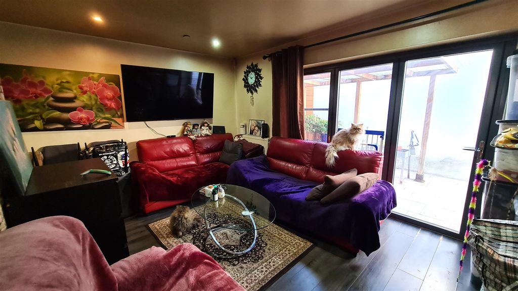 Property photo 2 of 10 Lounge