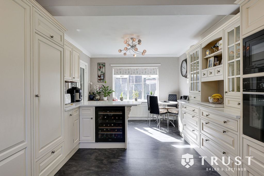 Property photo 3 of 39